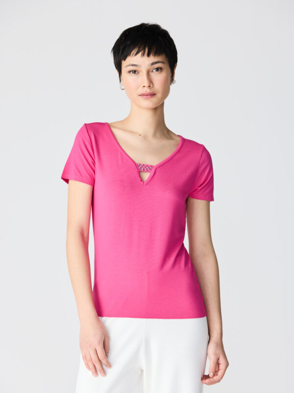 Camiseta fuxia brillantes escote.