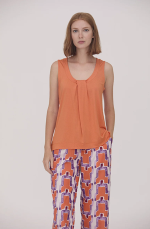 Camiseta tirante naranja.