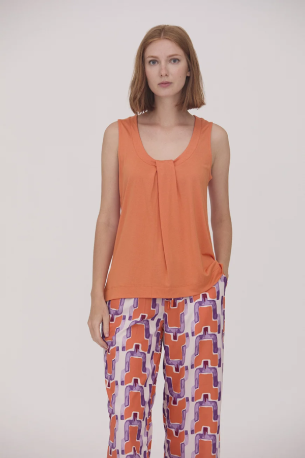 Camiseta tirante naranja.