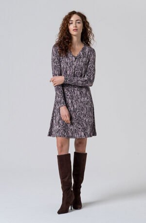 Vestido fruncido en el escote estampado.