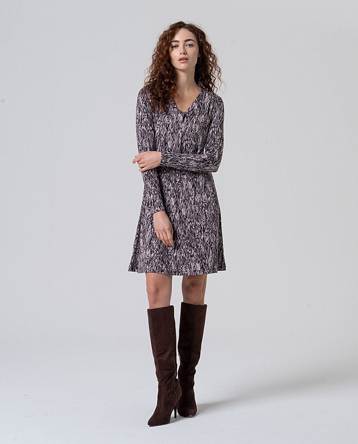 Vestido fruncido en el escote estampado.