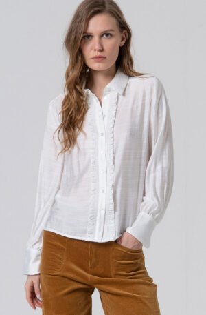 Camisa blanca con chorreras.