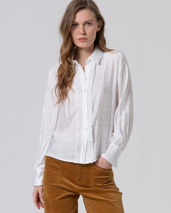 Camisa blanca con chorreras.