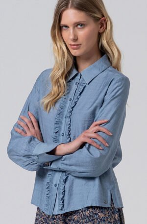 Camisa azul con chorreras.