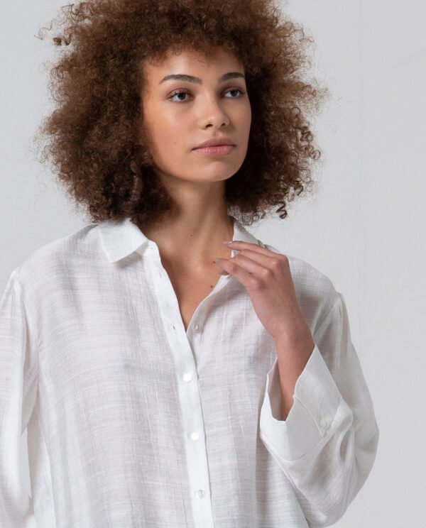 Camisa blanca ancha. - Imagen 2