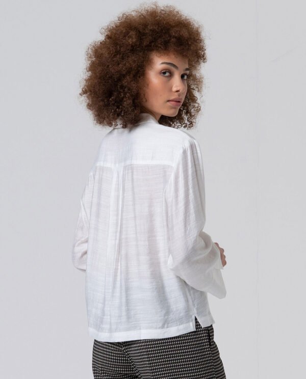Camisa blanca ancha. - Imagen 3