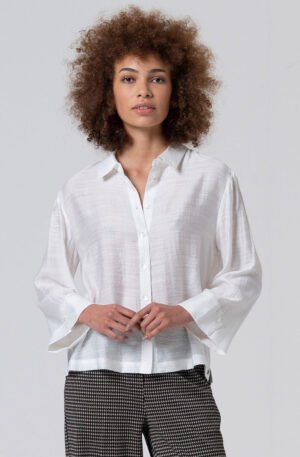 Camisa blanca ancha.