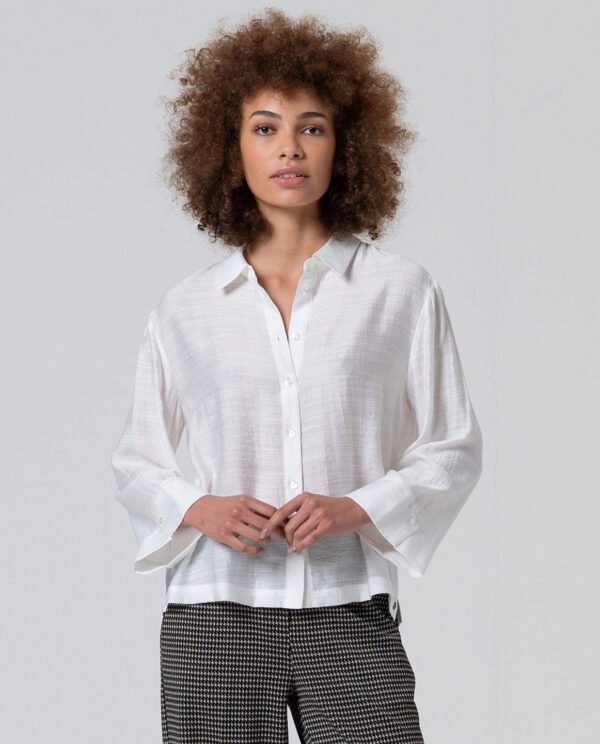 Camisa blanca ancha.