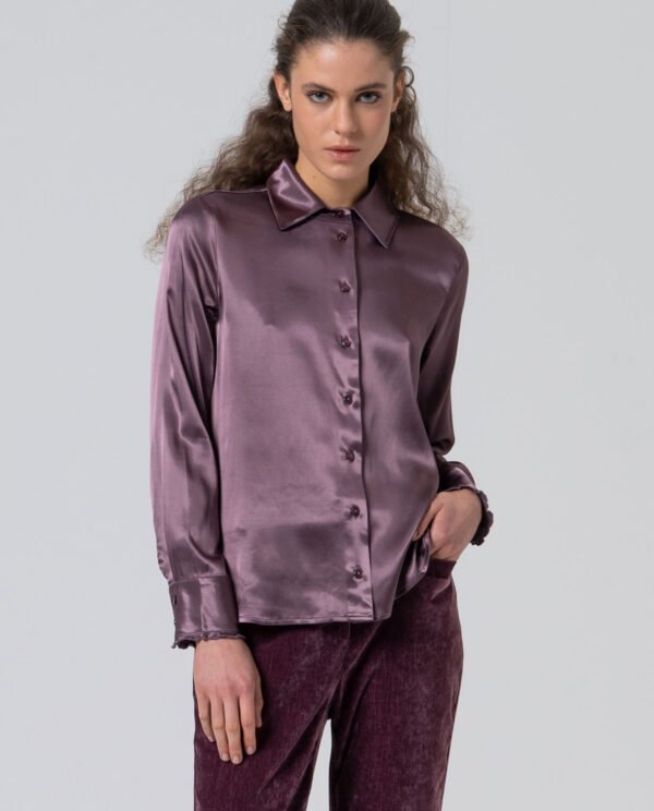 Camisa satinada detalle cuello avolantado.