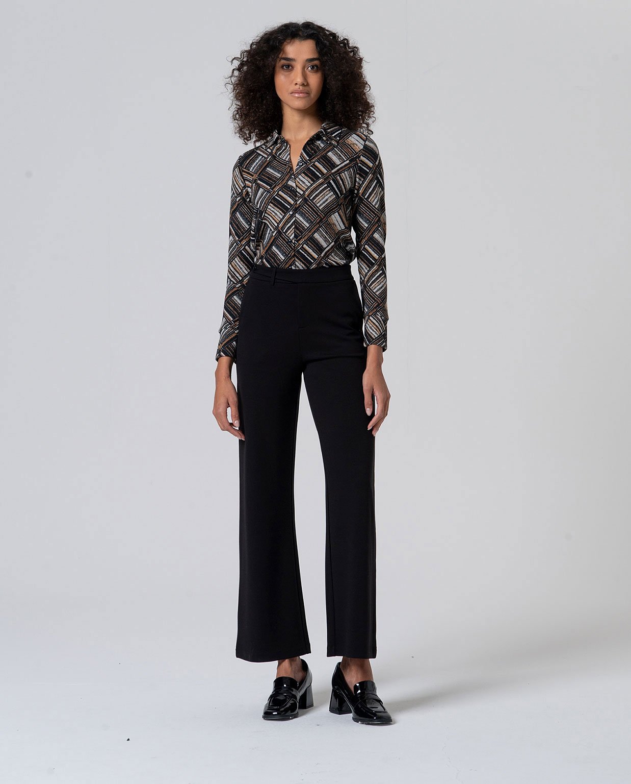 Camisa punto estampado negro.