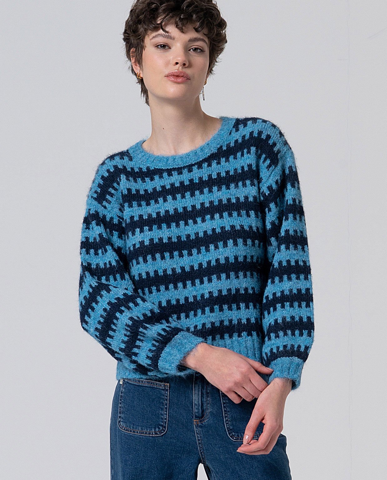 Jersey escote redondo azul.