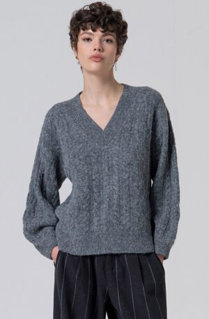 Jersey amplio color gris.