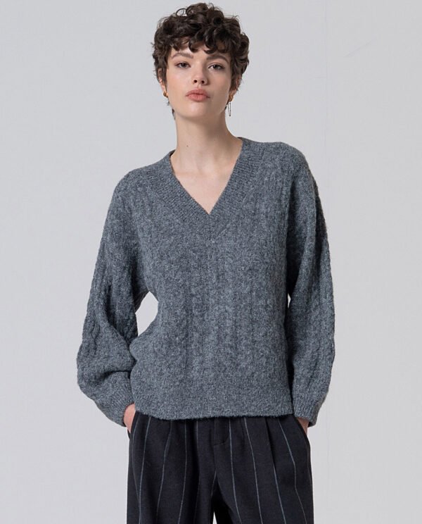 Jersey amplio color gris.