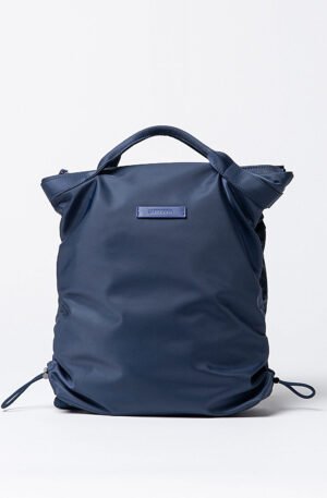 Mochila de nylon fruncida azul.