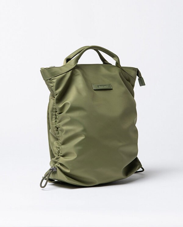 Mochila de nylon fruncida verde. - Imagen 4