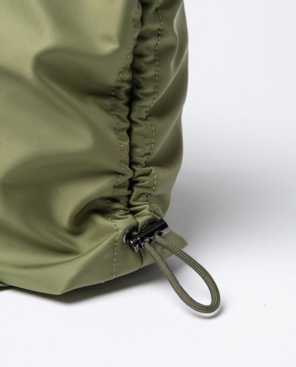 Mochila de nylon fruncida verde. - Imagen 3