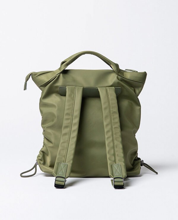 Mochila de nylon fruncida verde. - Imagen 2
