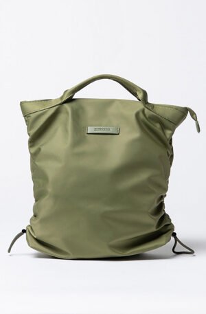 Mochila de nylon fruncida verde.