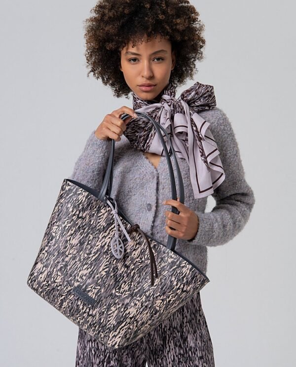 Shopper reversible estampado con neceser interior Gris. - Imagen 6