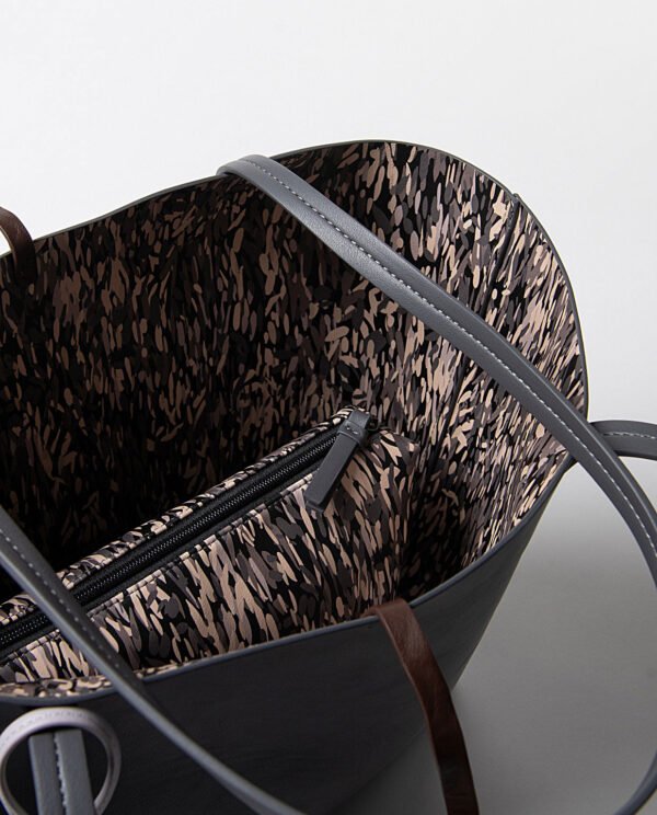 Shopper reversible estampado con neceser interior Gris. - Imagen 3