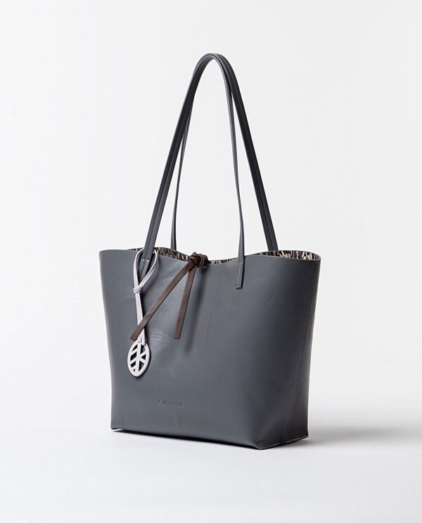 Shopper reversible estampado con neceser interior Gris. - Imagen 2