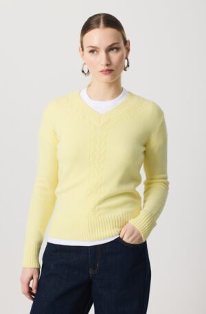 Jersey trenzado cuello pico amarillo.