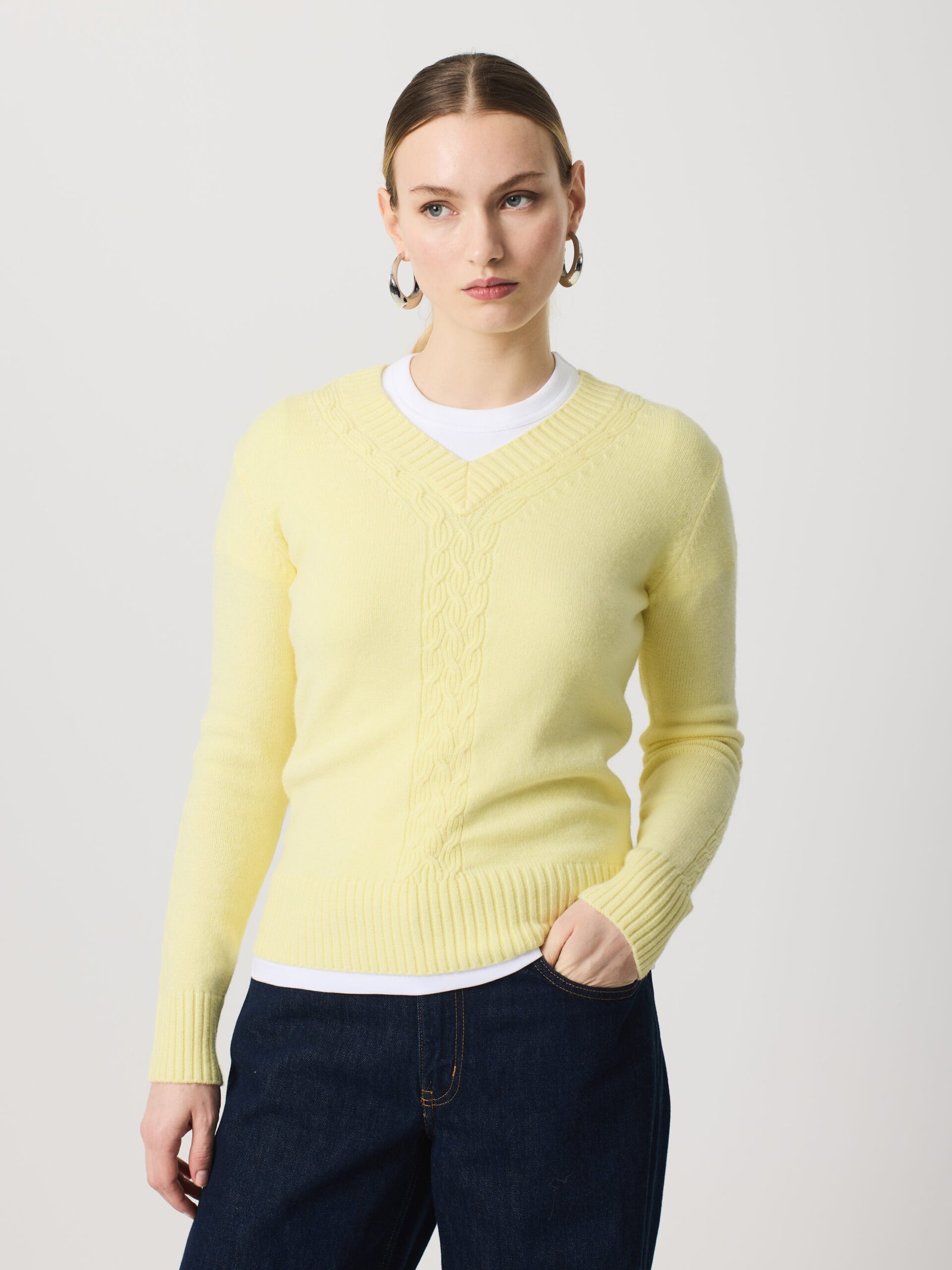 Jersey trenzado cuello pico amarillo.