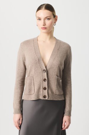 Chaqueta color piedra.