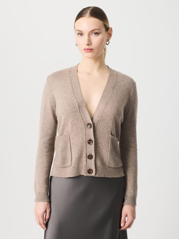 Chaqueta color piedra.