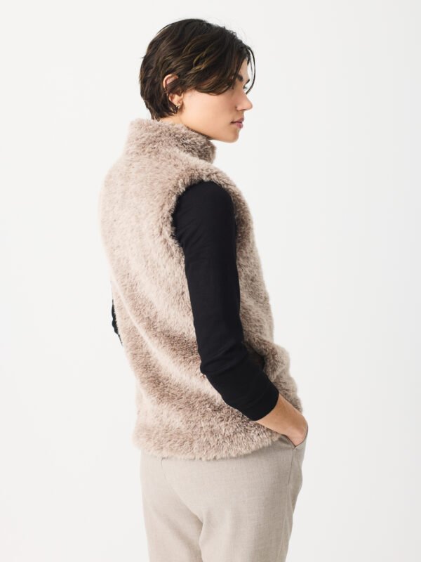 Chaleco de pelo beige. - Imagen 2