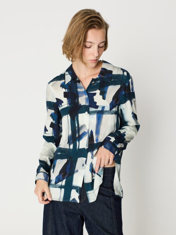 Blusa estampada azul.