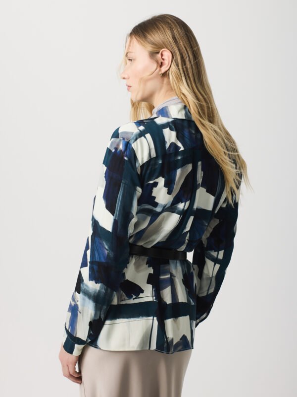 Blusa estampada azul. - Imagen 2