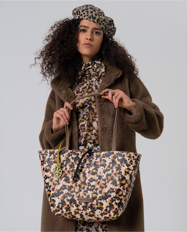 Shopper reversible estampado con neceser interior Kaki - Imagen 6