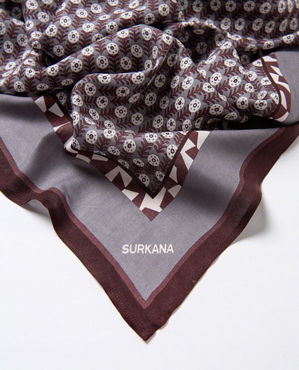 Pañuelo rectangular estampado gris empolvado. - Imagen 2