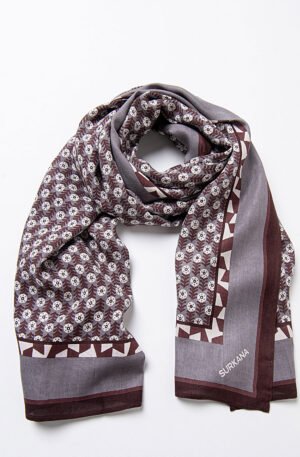 Pañuelo rectangular estampado gris empolvado.