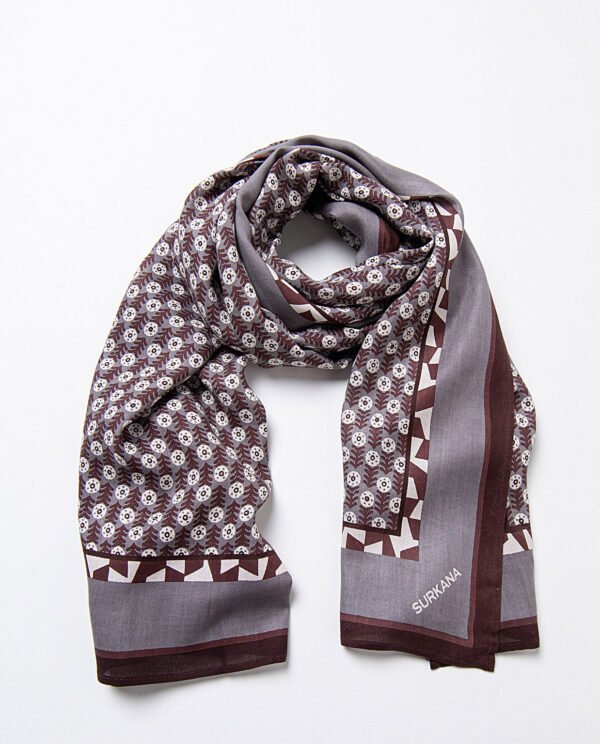 Pañuelo rectangular estampado gris empolvado.