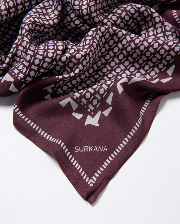 Pañuelo rectangular estampado Chocolate. - Imagen 2