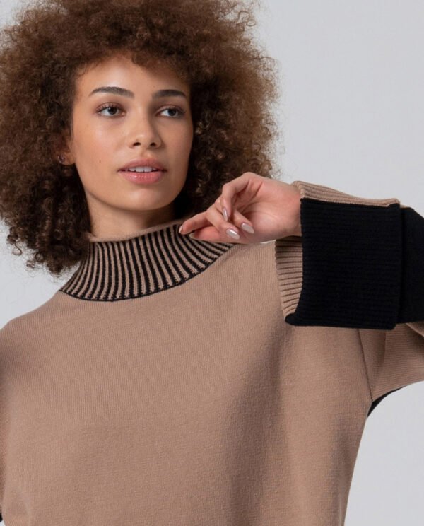Jersey cuello alto con contrastes de color.Beige. - Imagen 2