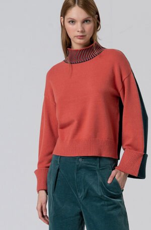 Jersey cuello alto con contrastes de color.