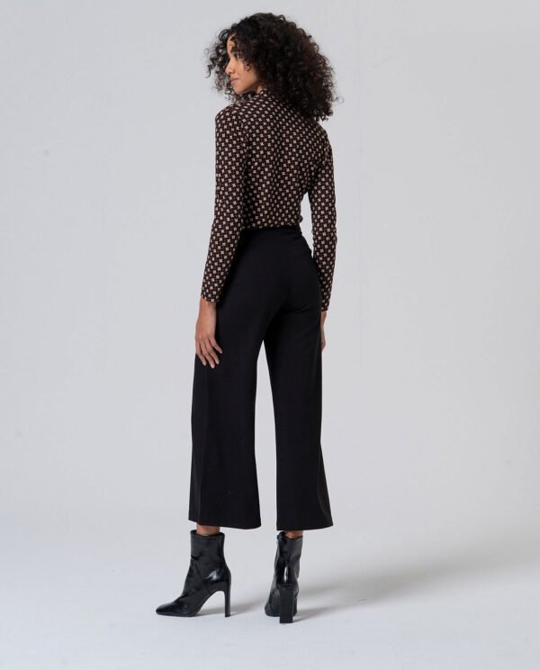 Pantalón amplio con botones en cintura. Negro. - Imagen 3