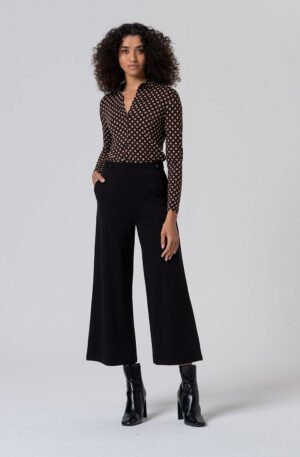 Pantalón amplio con botones en cintura. Negro.