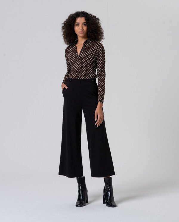 Pantalón amplio con botones en cintura. Negro.
