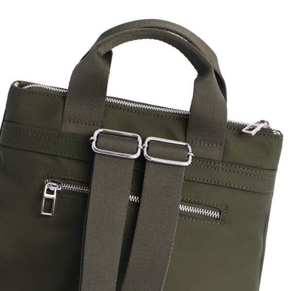 Mochila verde. - Imagen 2