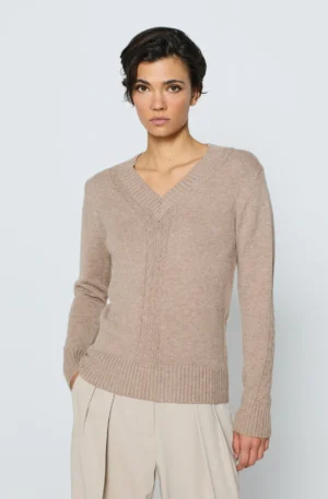 Jersey trenzado cuello pico arena.
