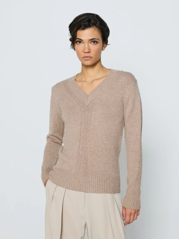 Jersey trenzado cuello pico arena.