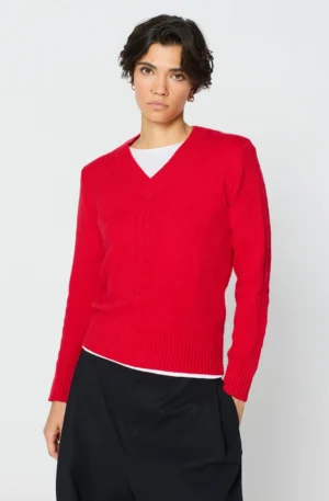 Jersey trenzado cuello pico rojo.