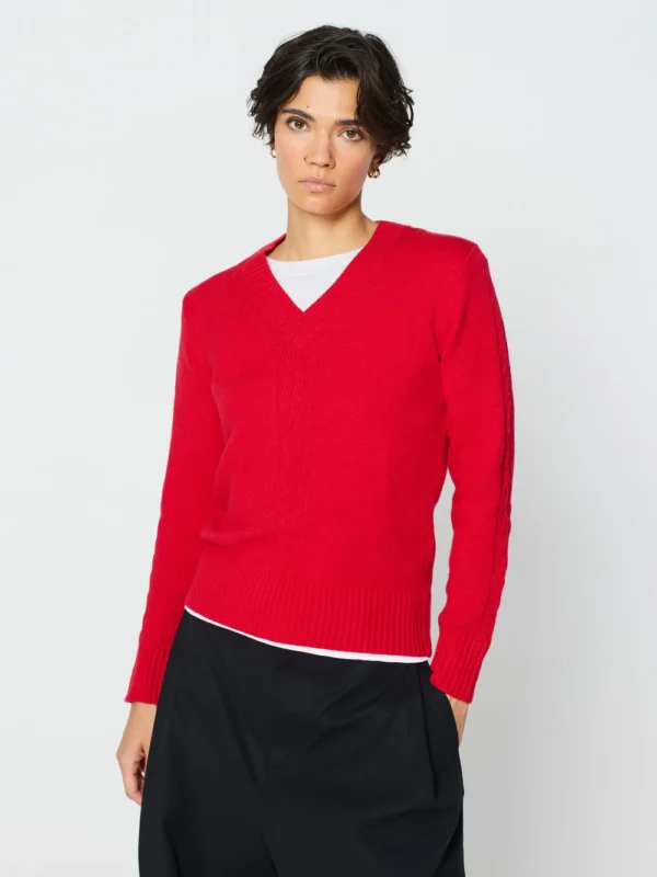 Jersey trenzado cuello pico rojo.