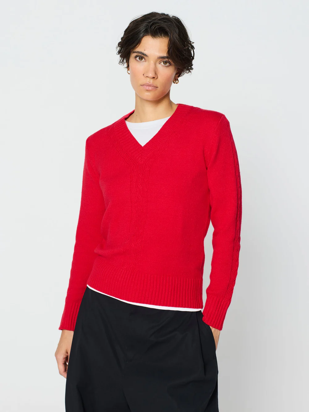 Jersey trenzado cuello pico rojo.