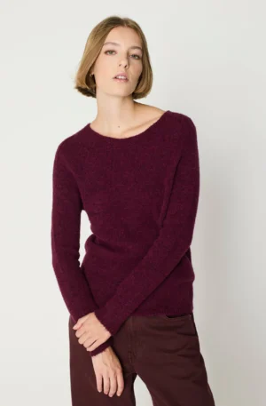 Jersey cuello cisne burdeos.