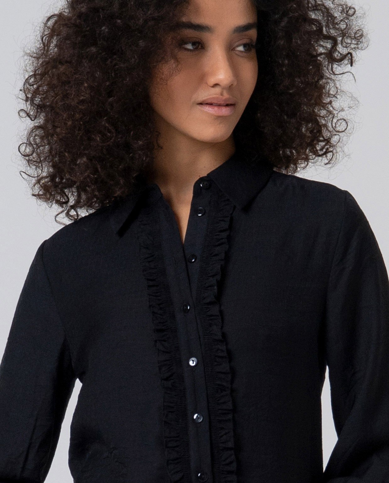 Camisa negra con chorreras. - Imagen 3